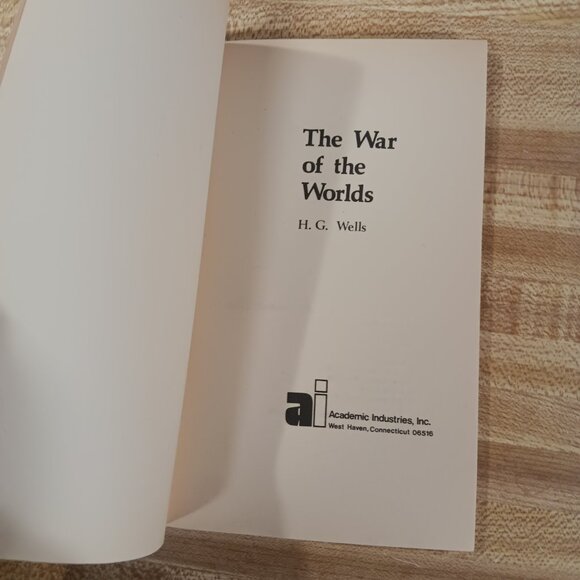 The War of the Worlds H. G. Wells 1984 B&W Pocket Classics Comic Paperback Scifi - Picture 5 of 7